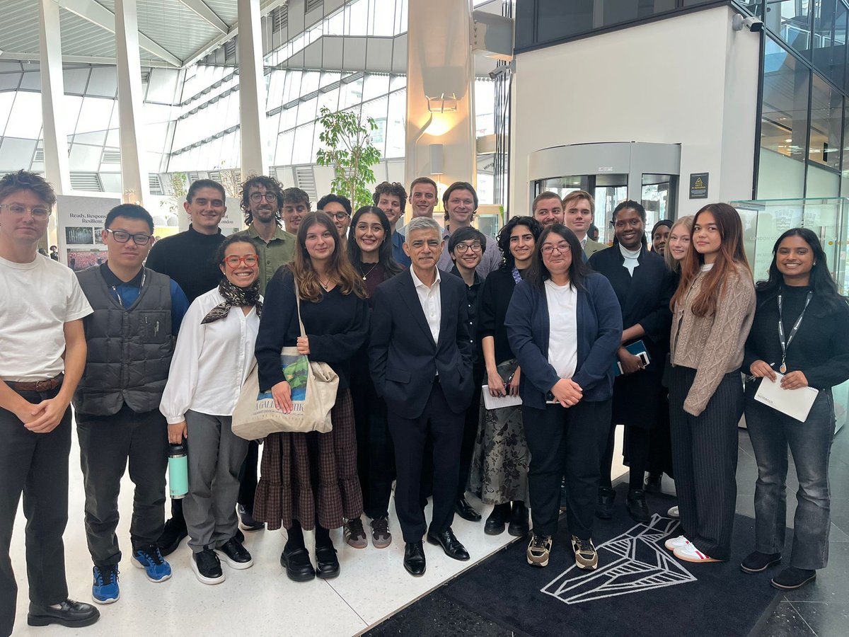 PAMediaAcademy1's tweet photo. Thanks to the @MayorofLondon for finding time to meet our @NCTJ_news students and apprentices during a break at Question  Time in the @LondonAssembly today #newsroomready #nctj #journalismtraining https://t.co/LYr6kfkDmE