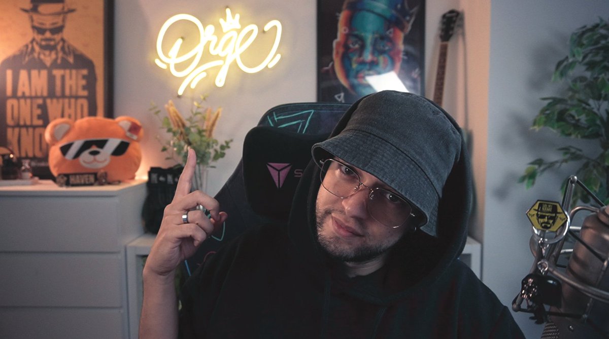 Me han regalado este neón por mi cumpleaños. Ahora mi setup tiene esta pinta, y me entusiasma. Gracias!!

Y gracias también a <a href="/CreartenSHOP/">Crearten® SHOP</a> que me dijeron que se portó increíble y curra de 10. Much love!