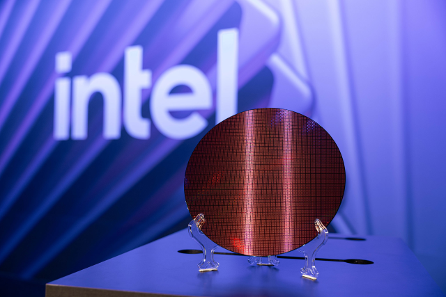 Intel unveiled Panther Lake, its next-generation Intel Core Ultra 3 processor. It is the first product built on Intel 18A the most advanced semiconductor process ever developed and manufactured in the United States. #IAmIntel bit.ly/4mPuUZf