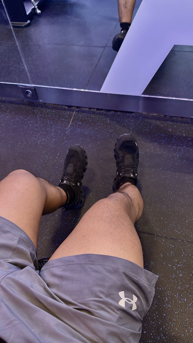 rrrreeyyyy's tweet photo. Malam jumat leg day💦 https://t.co/opac184xKa