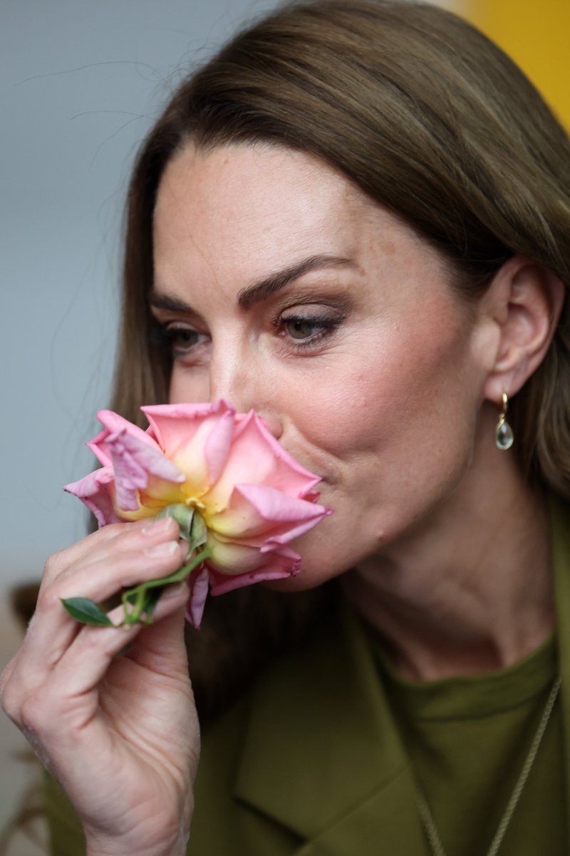 MattSimpson__'s tweet image. Catherine, Princess of Wales, smelling a rose in Rose Hill, Oxford today. 

Great picture by Jason Dawson (JasonPix) @TheOxfordMail