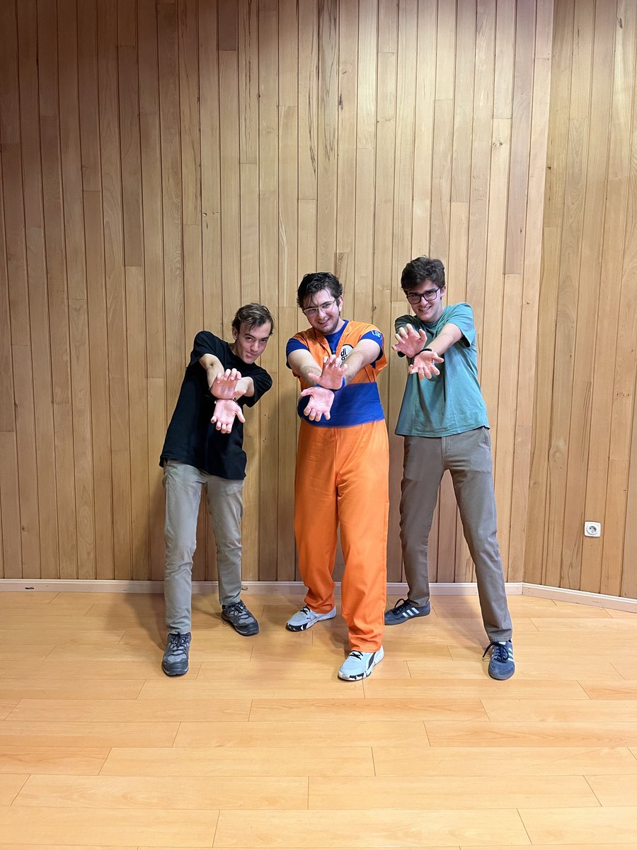 delegaETSIIUS's tweet photo. "ayer vino Goku" https://t.co/BYwYK1GcpY