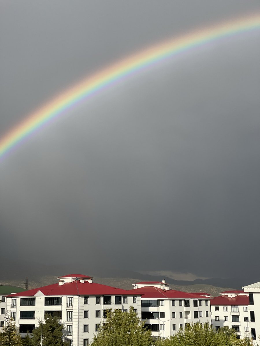 Bazen en güzel şeyleri görebilmek için biraz ıslanmak gerekir 🌈 ;)