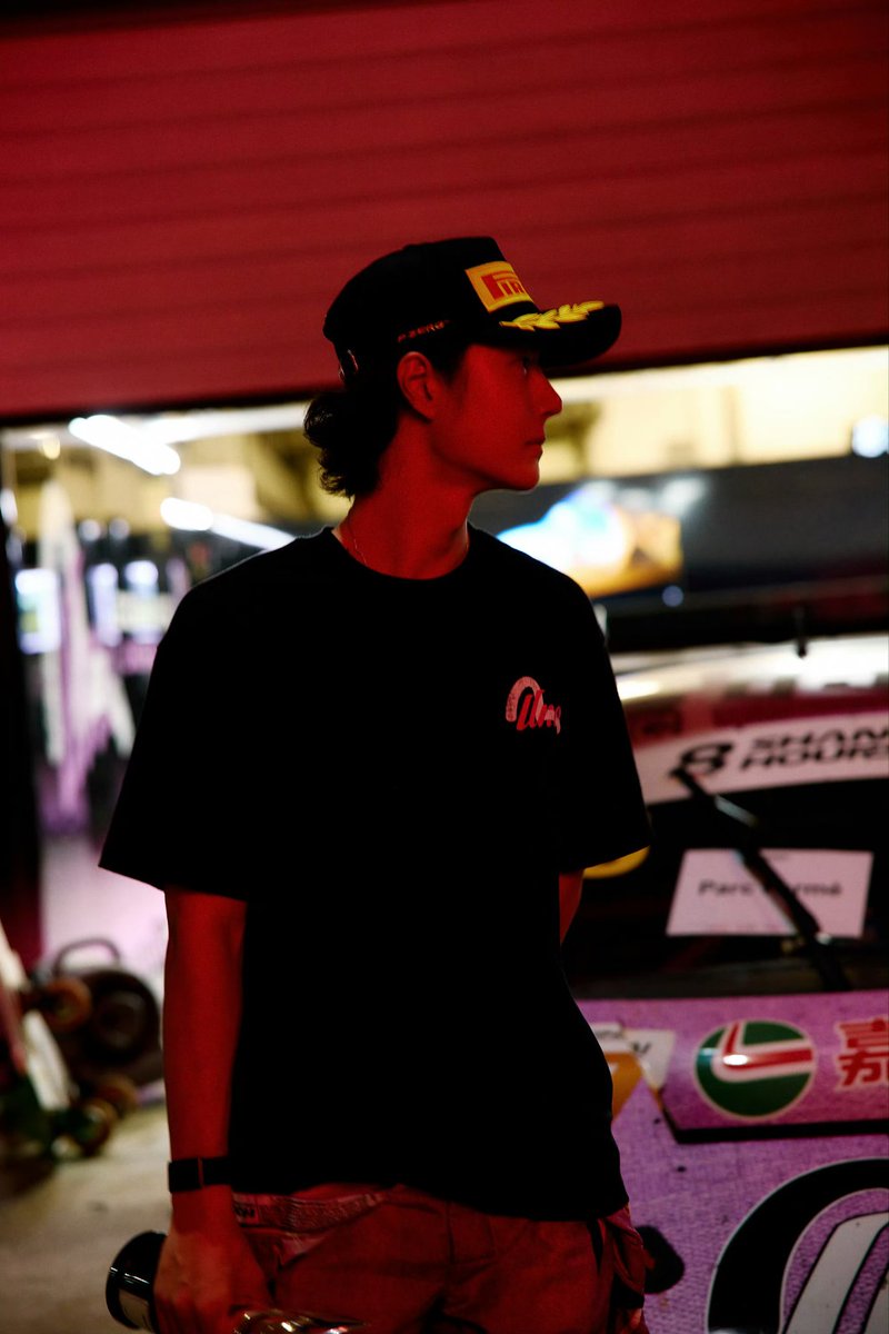 (25.10.09) YIBO-OFFICIAL Weibo :

"มองจากด้านหลัง ก็หล่อ! มองจากด้านข้าง ก็หล่อ!
มองจากด้านหน้า, ถ่ายไม่ทัน [สวัสดีค่ะ/ครับอาจารย์]

#WangYiBo
#YIBO85
#EVISURACING 
#UnoRacing