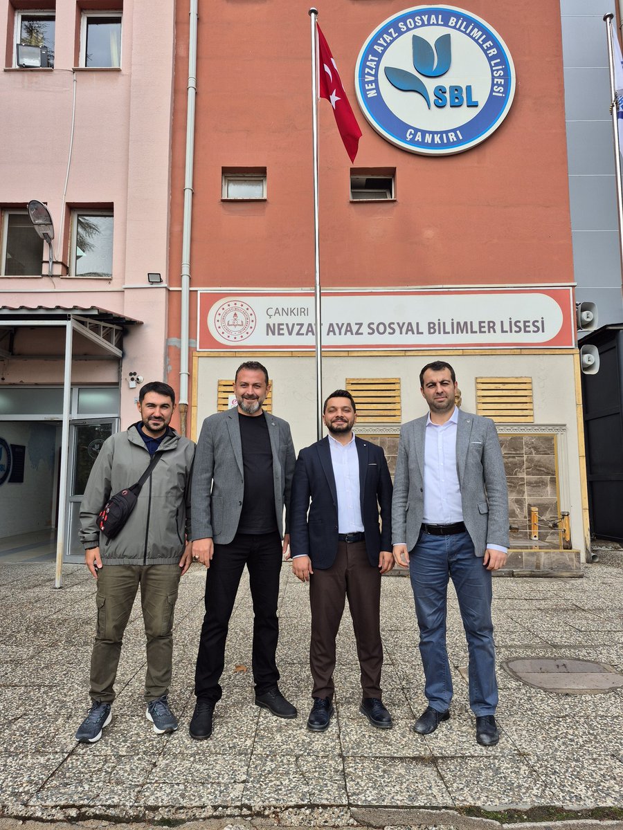 "Bir Bilenle Bilge Nesil" projemiz kapsamında Nevzat Ayaz Sosyal Bilimler Lisesi müdürümüz Volkan Kavak ve TDE öğretmeni Fatih Uysal ile verimli bir istişare yaptık.
Misafirperverlikleri için teşekkür ediyor, huzurlu bir çalışma dönemi temenni ediyoruz 💫