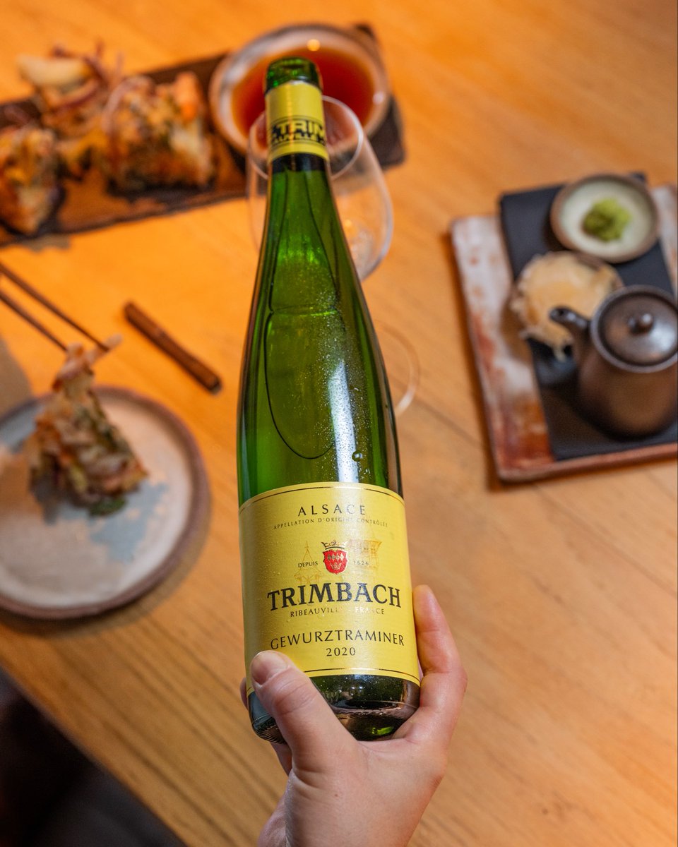 La familia Trimbach se dedica a la vitivinicultura desde 1626. Su Gewurztraminer 2020 es un blanco muy afrutado y seco. Elaborado a partir de una de las variedades tradicionales de la zona, ofrece un paso fresco y aromático, sabroso y muy floral. Ideal con sushi. #vinodelasemana