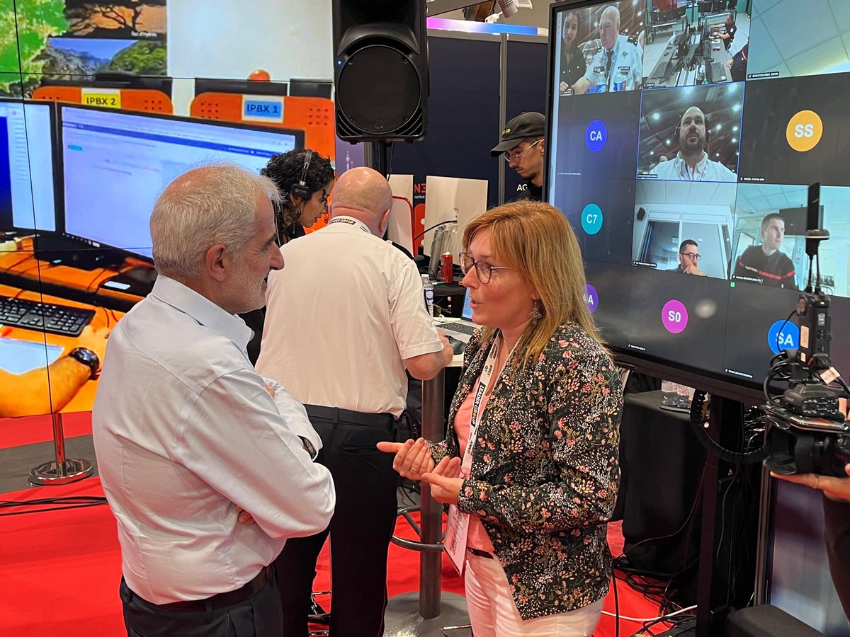 Sdis77's tweet image. [#CNSPF2025] 🧑‍🚒 La Présidente du CA @GarreauIsoline et le Cgl @BrunoMaestracci étaient présents sur le stand de l’@ANSC_Fr pour assister à la démonstration de l’utilisation partagé entre les #Sdis utilisateurs de #NexSIS 📞 Lien fait avec le #CTACODIS de Seine-et-Marne notamment…
