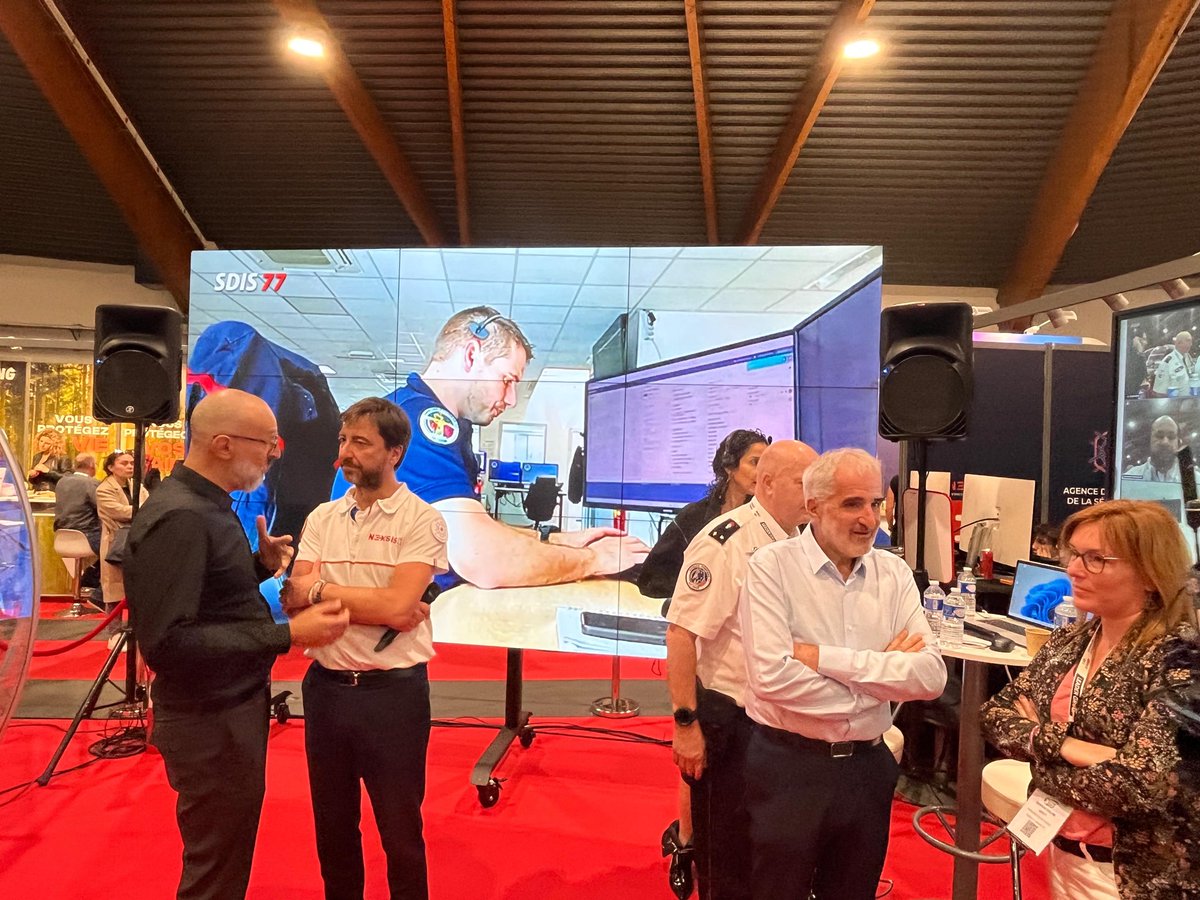 Sdis77's tweet image. [#CNSPF2025] 🧑‍🚒 La Présidente du CA @GarreauIsoline et le Cgl @BrunoMaestracci étaient présents sur le stand de l’@ANSC_Fr pour assister à la démonstration de l’utilisation partagé entre les #Sdis utilisateurs de #NexSIS 📞 Lien fait avec le #CTACODIS de Seine-et-Marne notamment…