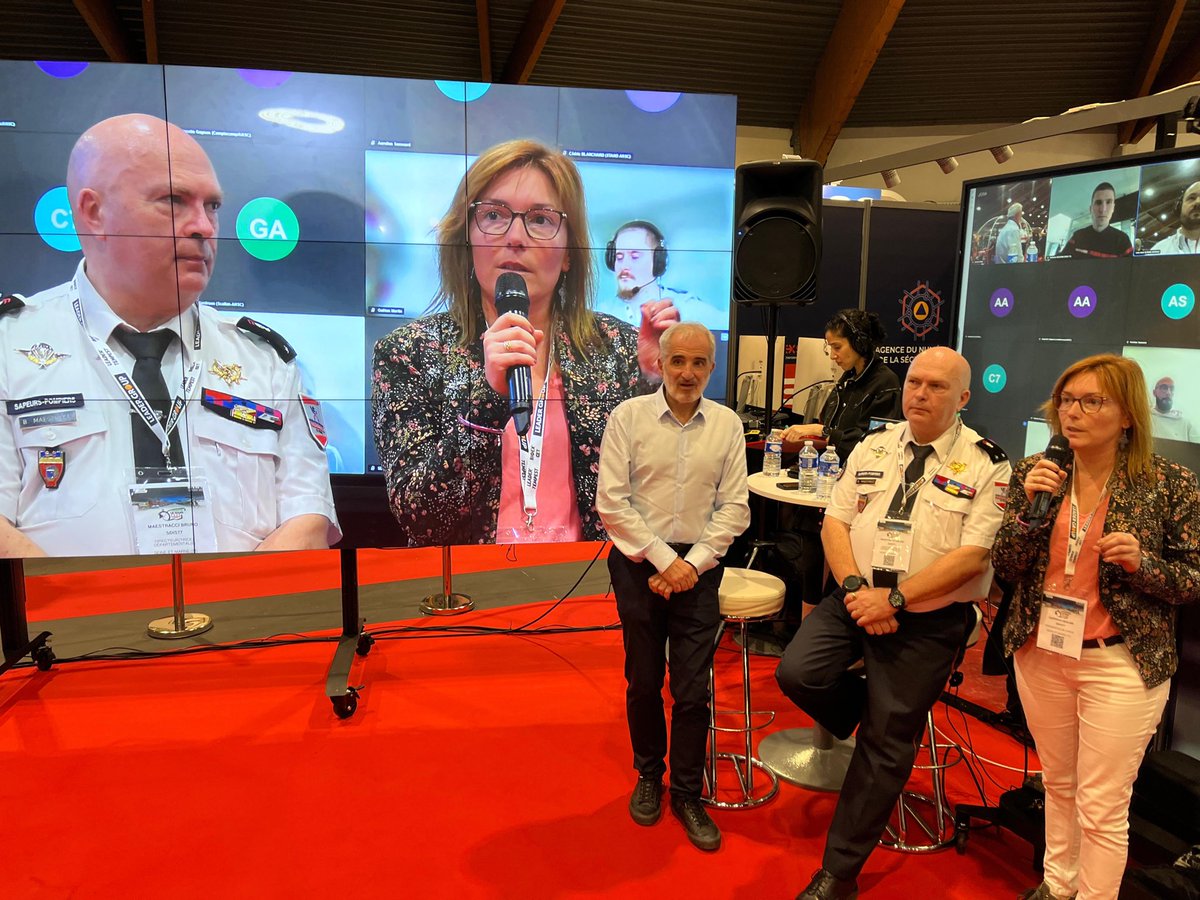 Sdis77's tweet image. [#CNSPF2025] 🧑‍🚒 La Présidente du CA @GarreauIsoline et le Cgl @BrunoMaestracci étaient présents sur le stand de l’@ANSC_Fr pour assister à la démonstration de l’utilisation partagé entre les #Sdis utilisateurs de #NexSIS 📞 Lien fait avec le #CTACODIS de Seine-et-Marne notamment…
