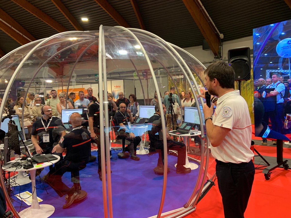 Sdis77's tweet image. [#CNSPF2025] 🧑‍🚒 La Présidente du CA @GarreauIsoline et le Cgl @BrunoMaestracci étaient présents sur le stand de l’@ANSC_Fr pour assister à la démonstration de l’utilisation partagé entre les #Sdis utilisateurs de #NexSIS 📞 Lien fait avec le #CTACODIS de Seine-et-Marne notamment…