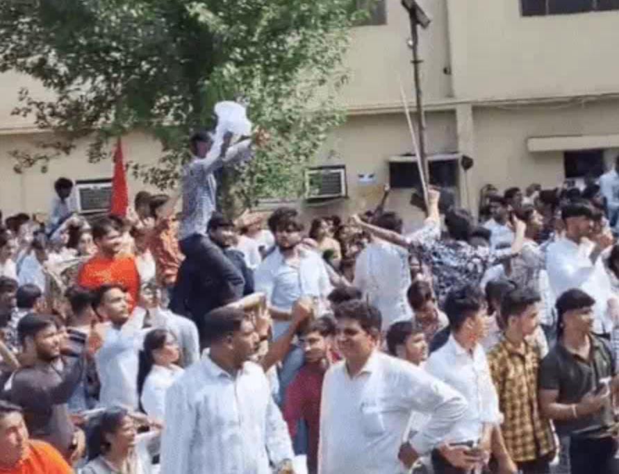 ये जो तस्वीरें आप देख रहे हैं वो किसी शादी समारोह या  सांस्कृतिक कार्यक्रम की नहीं बल्कि एक कॉलेज की है।

हरियाणा के बल्लभगढ़ के एक कॉलेज में International Cultural Awareness का कार्यक्रम था जिसमें,

15 से अधिक देशों की फीमेल डांसर और मॉडल आईं थी, जैसे ही बेली डांस शुरू हुआ