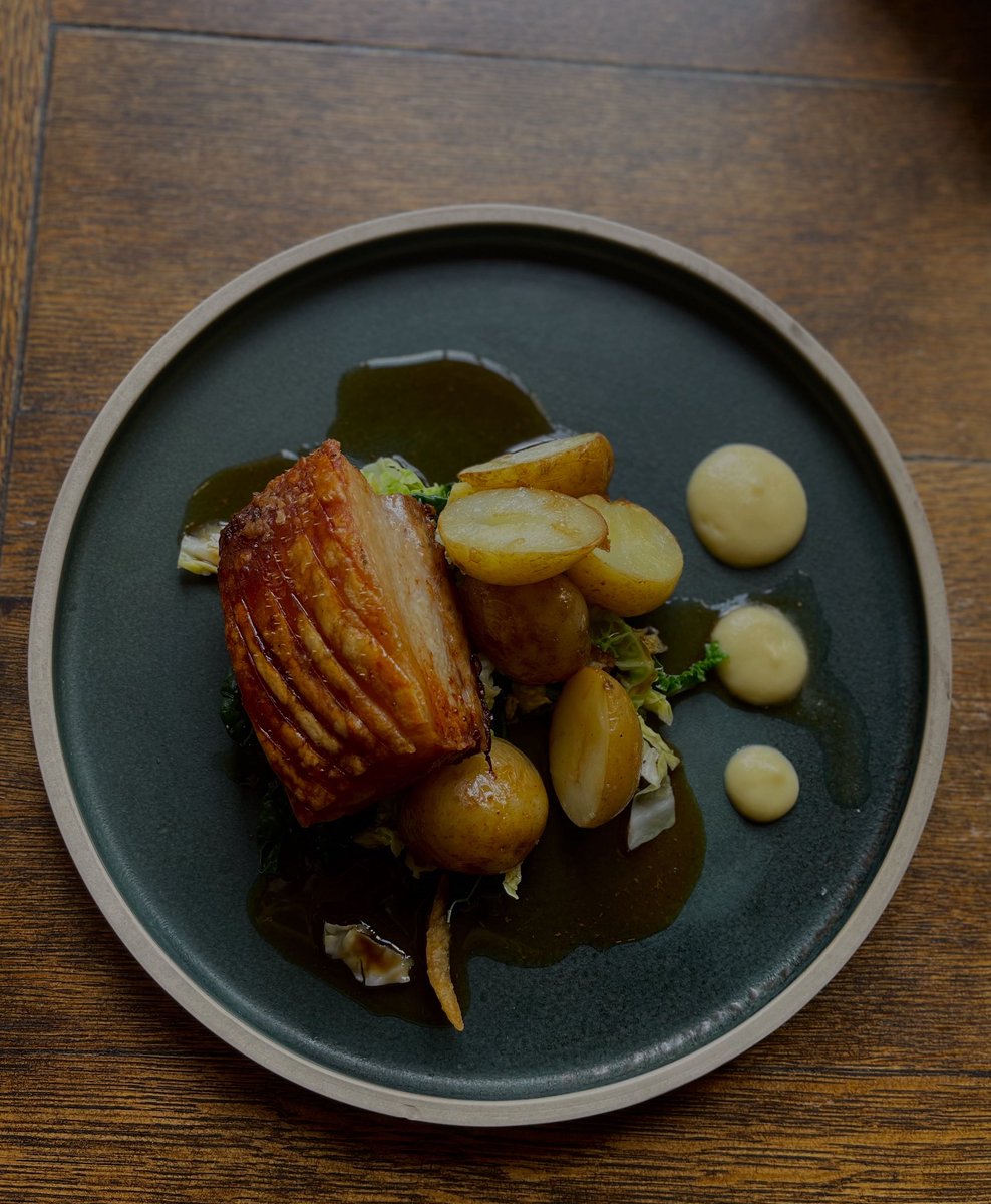 LambHindon's tweet image. • Roasted Dingley Dell Belly Pork, Salt Roasted Cornish New Potatoes, Braised Savoy Cabbage, Bramley Apple, Cider &amp;amp; Thyme Gravy • 

#autumnmenu #youngspubs #pubwithrooms #wiltshire #countryside