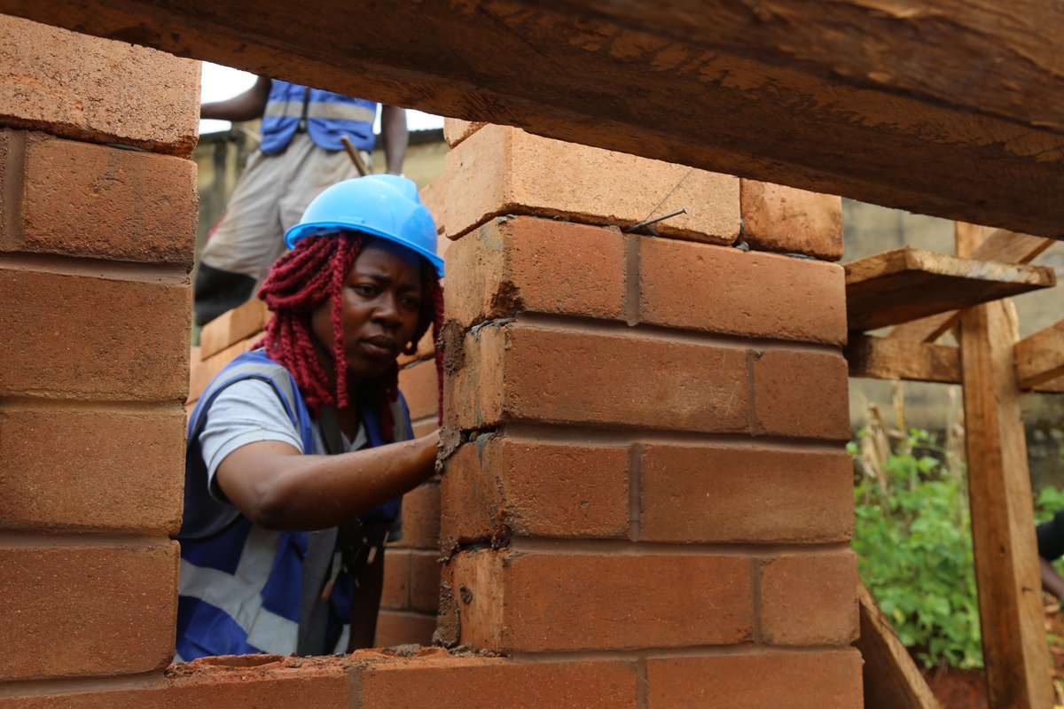 PNUDCameroun's tweet image. 👷🏾‍♀️ Thanks to the ACP-EU / #UNDP🇨🇲 programme, women entrepreneurs are gaining access to technical training &amp;amp; new opportunities within the sustainable mining sector.

Inclusion, equity, and sustainability : at the heart of every brick laid.

#SDG5 #WomenLeadership #Sustainability