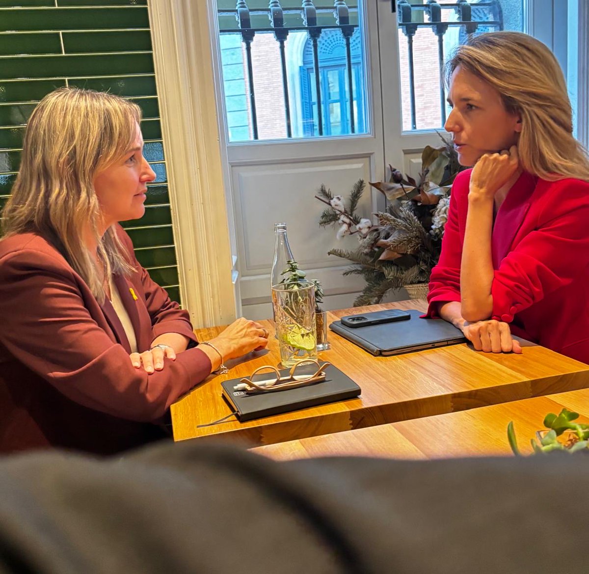 “Hay que ser liberal de verdad en un sentido profundo, magnánimo y amplio. No solamente en lo económico, sino también en lo político y en lo social. Hay que tomar posición por las cosas, porque al final la gente castiga a los que especulan.”

Me dice Cayetana Álvarez de Toledo en