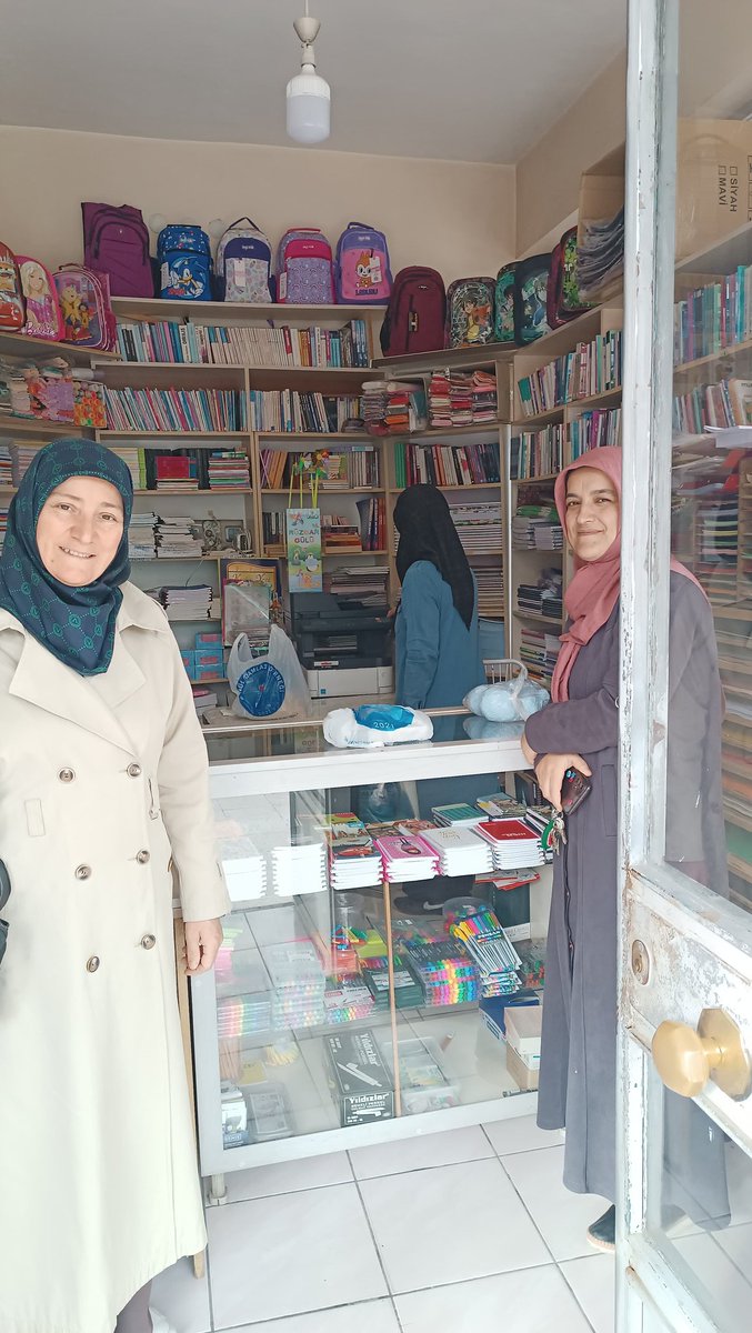 Gönül Damlası Derneği olarak Kadın Kolları Başkanımız Dr.  Münüre KOŞAR Hanım'la birlikte, komşu esnaflarımızdan Erçin Giyim'i, Diricanlar Market'i ve Anıl Kırtasiyeyi ziyaret ettik.
Göstermiş oldukları ilgi ve alakalarından dolayı kıymetli komşularımıza teşekkür ederiz.