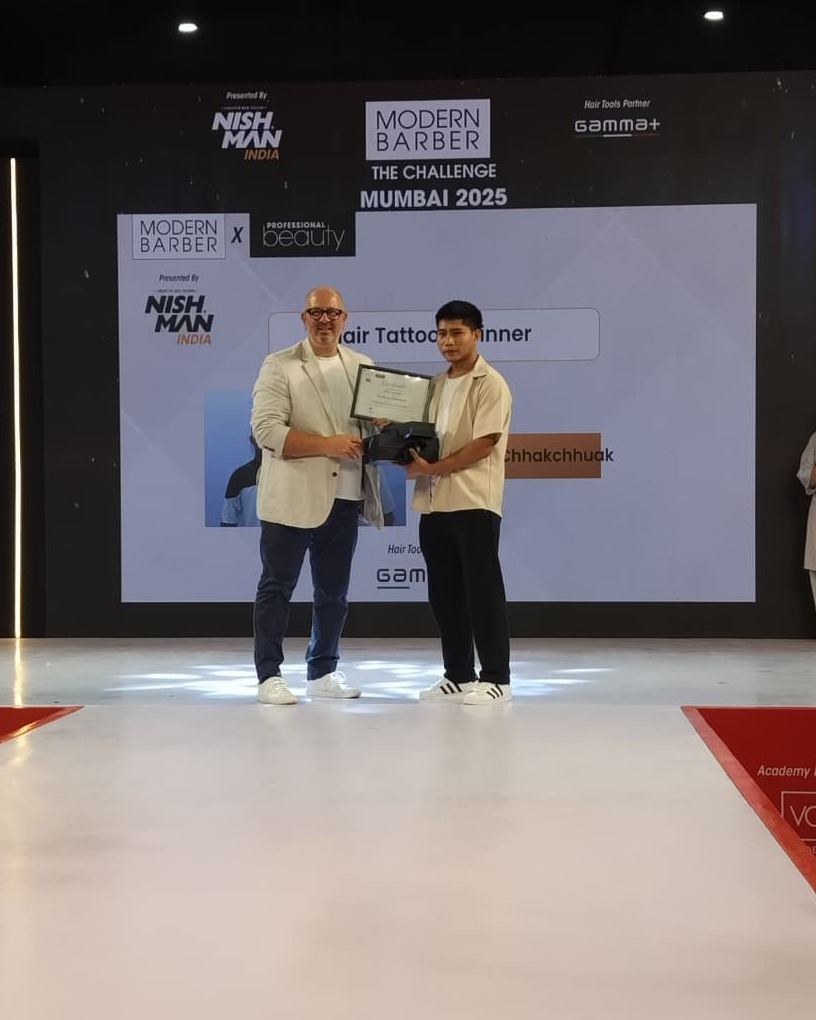 A true display of artistry and skill!
Congratulations to Lalmama Chhakchhuak, Winner of Hair Tattoo at the Modern Barber Challenge, for transforming hair into a stunning canvas of creativity.

#professionals #barber #professionalbeautyevent  #runnerup #modernbarber #styling