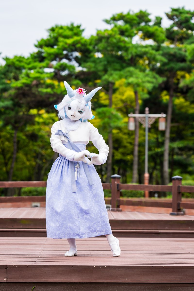 #Heevin #파란나비희빈 #FursuitFriday #fursuit #furry #연리지 #글로벌연리지 #한복 #hanbok
📸:<a href="/zack_cloud_/">KIRI( •̀ᄇ• ́)ﻭ✧</a> 

살랑이는 바람처럼, 함께 한 수 춤춰볼까요?🩵
Shall we dance together, like the gentle breeze?🩵