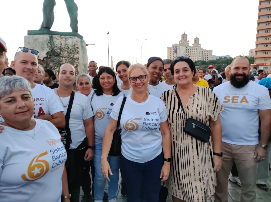Presentes #BancariosCubanos en la Tribuna Amtimperialista apoyando la causa de Palestina y repudiando el genocidio contra ese pueblo.#CuentaConmigo 
<a href="/BancoCentralCub/">Banco Central de Cuba</a> 
<a href="/AQuinonesB/">Alberto Quiñones Betancourt</a>