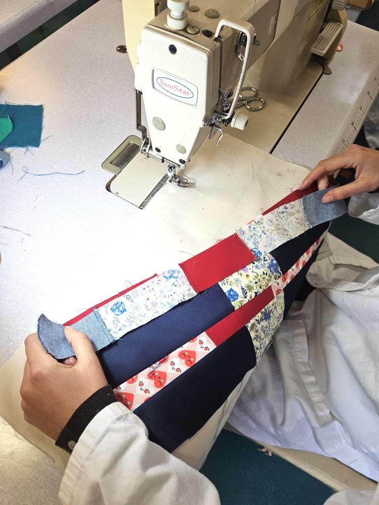 albertdemun's tweet image. ♻️ Dans une belle démarche éco-responsable, nos élèves de 2nde Mode ont donné une seconde vie à des chutes de tissu en réalisant de magnifiques trousses en #patchwork 🧵✨

Un superbe résultat pour leur premier projet créatif ! 💚

#upcycling