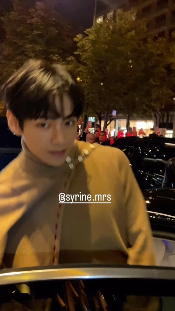 씨 ㅋㅋ 
나 이런 표정 개조아하쟌나
약간 우물쭈물 낯가리고부끄러워하는 태태 
쾅 쾅