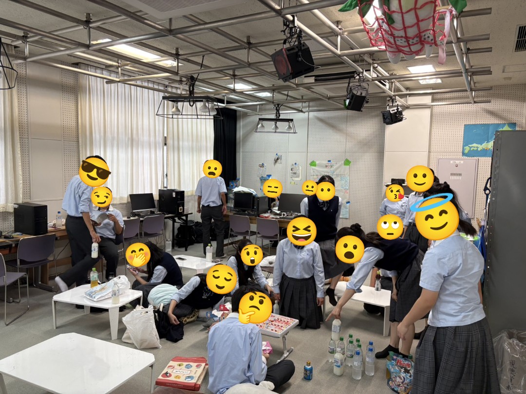 『皆様お久しぶりです🙌🏻‼️
先日、放送室で3年生送別会が行われました。後輩制作のビデオが愛に溢れていて、笑い声でいっぱいの部室でした🤭
3年生は正式に引退、進路決定に向けて忙しくなりますεε＝🦉
でも2年半この部室で過ごした思い出は忘れないでね😊

そして愛してるぞ後輩😘😘😘(3年生一同)』