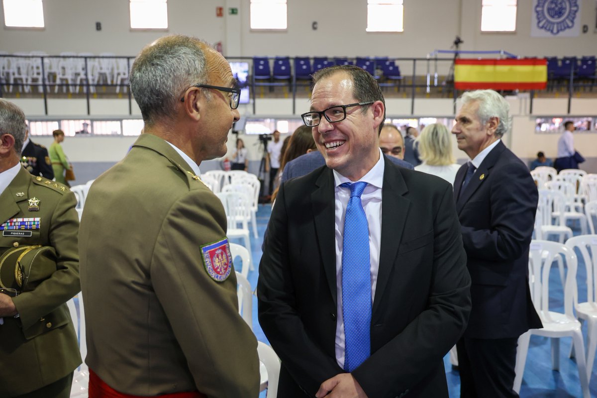 Asistiendo al Acto institucional por el Día de la Policía. El momento más emotivo ha sido la entrega de medallas a quienes han destacado por su labor

Mi más sincera enhorabuena a todos los condecorados. Vuestra dedicación y compromiso son una muestra de la excelencia del Cuerpo