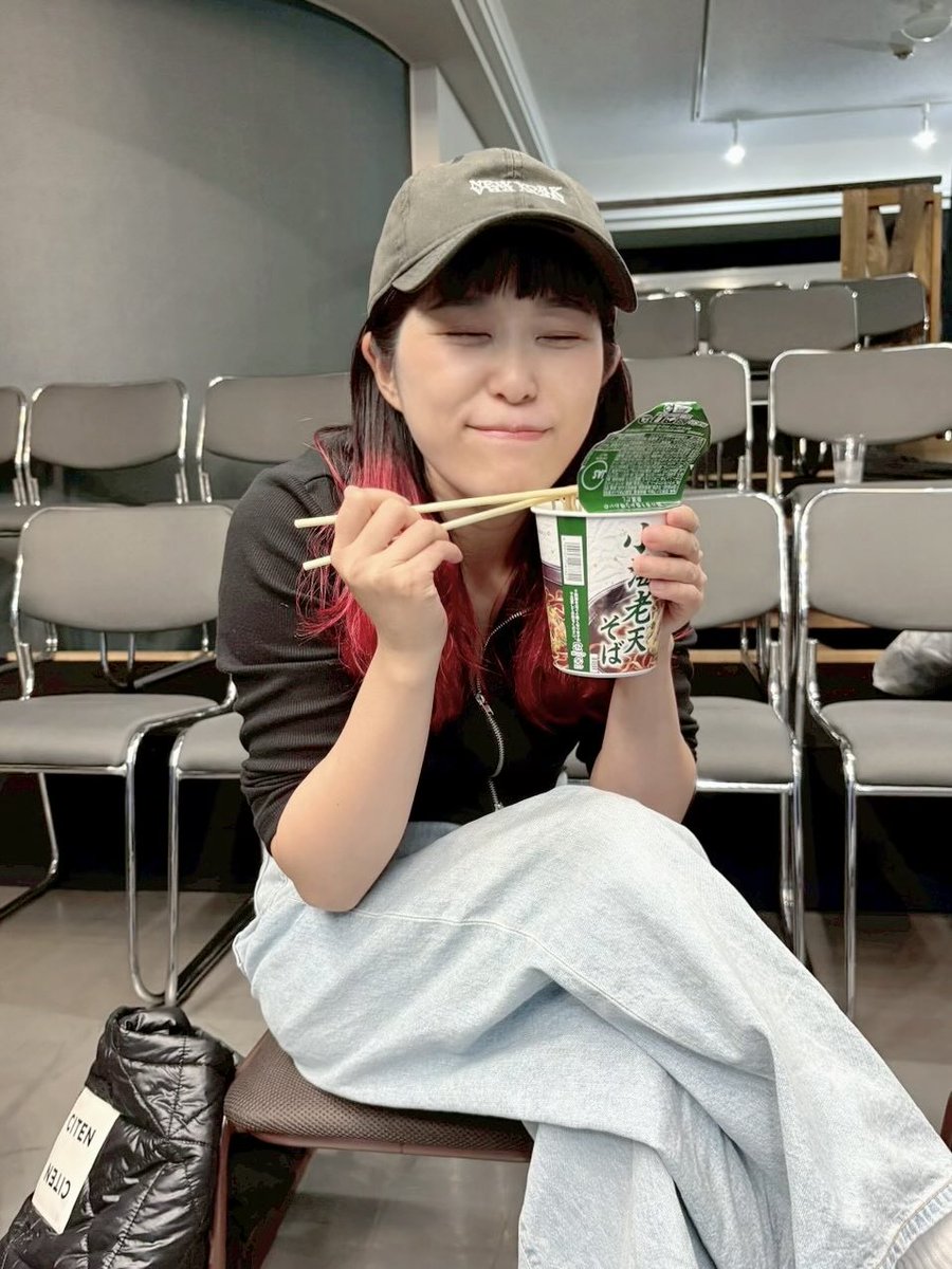 ついに全員集合！
そして他のお話も客席で観ました！

ひゃ〜
いい感じだぁ🥹✨

全員集まれたから、稽古場で乾杯🍻
私はどんなに食べてもお腹が空いてしまうので、カップ蕎麦で乾杯🥢

明日からです！
諦めずにご連絡下さい💁‍♀️