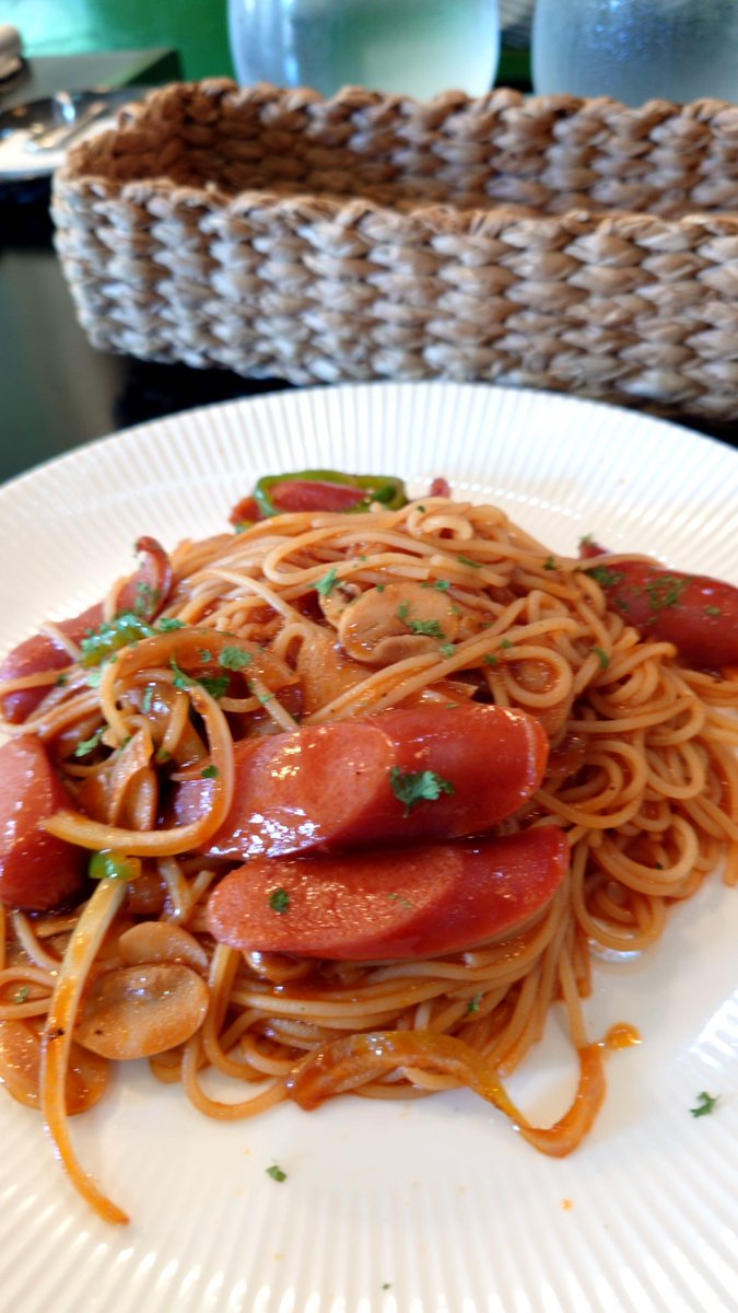 今日ランチはお気に入りのカフェランチ。自転車で行けるぐらい近い職場で働き始めたこと、マスターに報告🤗
 #ナポリタンは正義