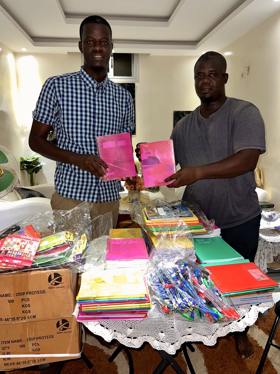 PunchTchineur 📜🫖 (@nabyleu) on Twitter photo En collaboration avec le <a href="/GroupeSonatel/">Groupe Sonatel</a> nous avons donné des kits scolaire à la cité Bastos 2. 
Les packs sont remis au délégué de quartier qui a salué le geste du <a href="/GroupeSonatel/">Groupe Sonatel</a>. 
Nous allons continuer à impacter positivement autour de nous.
#AmalNjariñAskanWi En collaboration avec le <a href="/GroupeSonatel/">Groupe Sonatel</a> nous avons donné des kits scolaire à la cité Bastos 2. 
Les packs sont remis au délégué de quartier qui a salué le geste du <a href="/GroupeSonatel/">Groupe Sonatel</a>. 
Nous allons continuer à impacter positivement autour de nous.
#AmalNjariñAskanWi