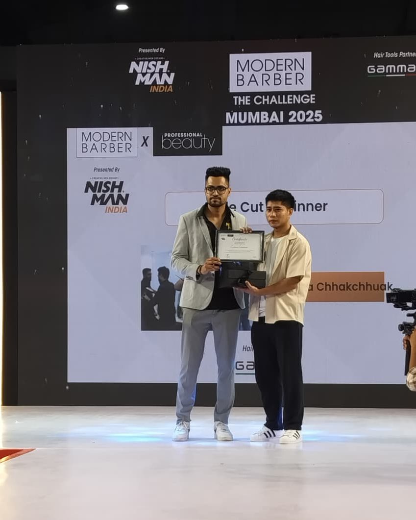 Perfect fades, seamless style, and unmatched skill!

Congratulations to Lalmama Chhakchhuak, Winner of Fade Cut at the Modern Barber Challenge, a true master of precision and detail.

#professionals #barber #mumbaiexpo #professionalbeautyevent #beautyexpo #runnerup #modernbarber