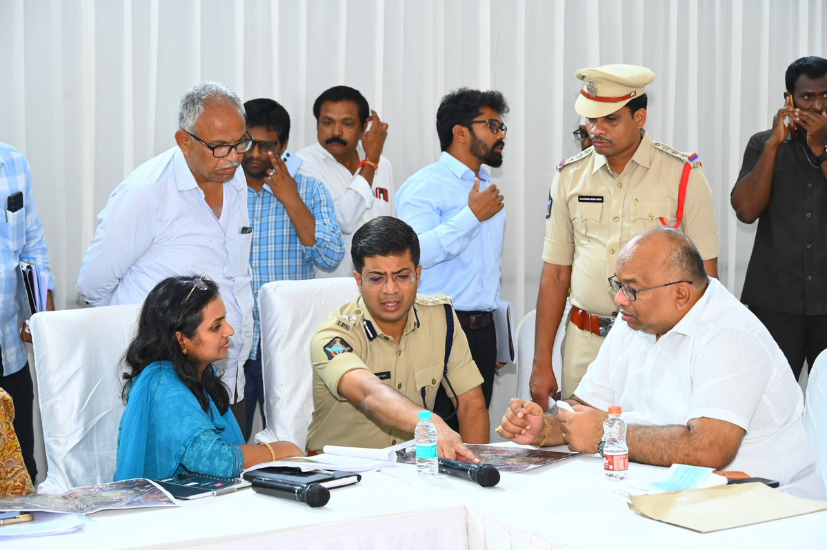 PoliceKurnool's tweet image. ప్రధాని పర్యటన కు పకడ్బందీ భద్రత 

ఏర్పాట్ల పై సమీక్ష నిర్వహించిన...

కర్నూలు రేంజ్ డిఐజి శ్రీ కోయ ప్రవీణ్ ఐపియస్ గారు, జిల్లా కలెక్టర్ డా. ఏ. సిరి గారు, జిల్లా ఎస్పీ శ్రీ విక్రాంత్ పాటిల్ ఐపియస్ గారు. 

#APPOLICE100
#APPolice
#appolice
#AndhraPradeshPolice
#PoliceKurnool