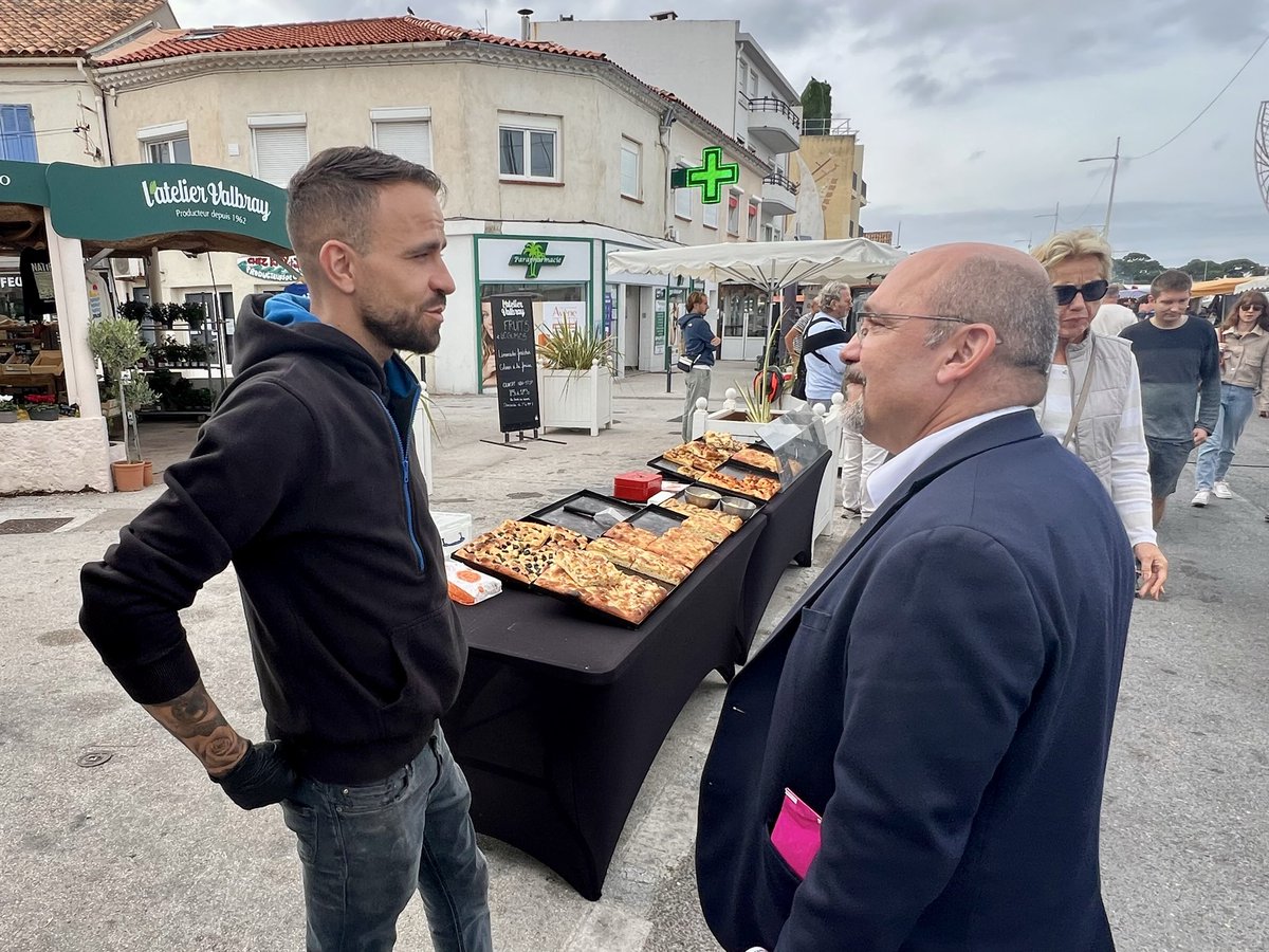 Boccaletti83's tweet photo. 🇫🇷 Sur le marché du #Brusc ce matin, vous étiez nombreux à venir échanger sur la situation politique catastrophique de notre pays.

🔵 Vous pouvez compter sur moi et sur l'ensemble des députés du @groupeRN_off pour défendre au mieux les intérêts des #Français. 

#SixFours #Var #France