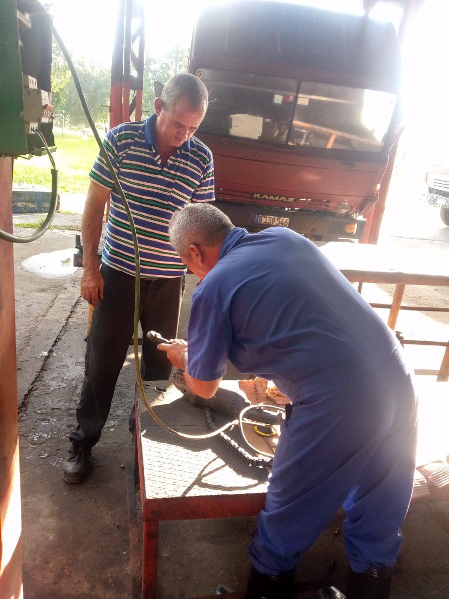 YoanSH1982's tweet photo. El equipo de transporte de la ECV la Conchita trabaja en lograr poner la mayor cantidad de equipos en perfecto estado técnico para su explotación #AgroalimPorCuba https://t.co/p55WoPn1t6