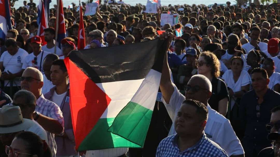 GobiernoCuba's tweet photo. 🇨🇺🫂🇵🇸| En representación de #Cuba toda, más de 100 mil capitalinos, con la máxima dirección del país al frente, colmaron hoy la tribuna antimperialista en apoyo a la causa del pueblo palestino.

#CubaConPalestina https://t.co/YWQYPPmBiK