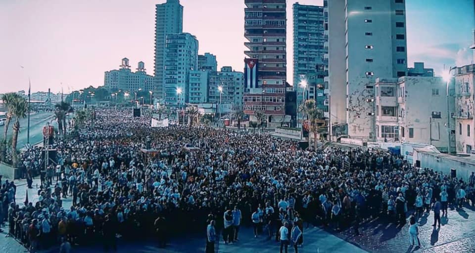 🇨🇺🫂🇵🇸| En representación de #Cuba toda, más de 100 mil capitalinos, con la máxima dirección del país al frente, colmaron hoy la tribuna antimperialista en apoyo a la causa del pueblo palestino.

#CubaConPalestina