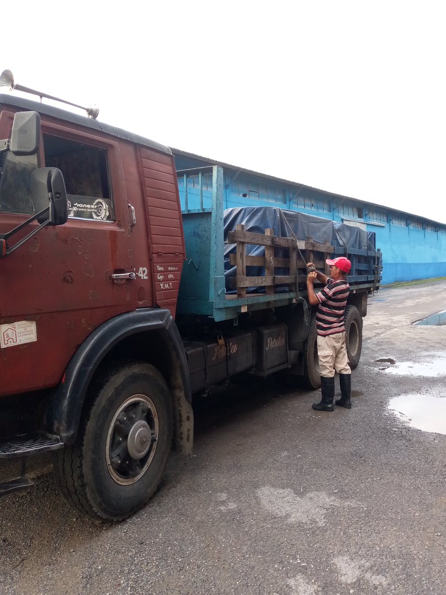 YoanSH1982's tweet photo. El equipo de transporte y el área de ventas de la ECV la conchita trabajan en llevar nuestros productos a los diferentes puntos de distribución para ser arquiridos por nuestro pueblo #AfroalimPorCuba #PinarXNuevasVictorias https://t.co/jYTHtEprgQ