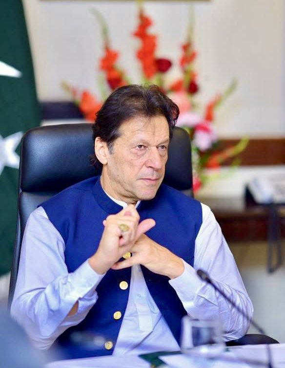 PTIofficial's tweet photo. چیئرمین پاکستان تحریک انصاف عمران خان کا اڈیالہ جیل سے پیغام:
- 8 اکتوبر 2025

“آج اورکزئی کے علاقے میں ہونے والے دہشتگردی کے واقعے میں قیمتی جانوں کے ضیاع پر نہایت افسردہ ہوں۔ ملٹری آپریشنز میں ہر طرف صرف پاکستانی ہی شہید ہو رہے ہیں، چاہے وہ عام شہری ہوں، پولیس والے ہوں یا فوجی۔ آج کی شہادتوں میں ایک کرنل اور میجر بھی شامل ہیں جو انتہائی افسوس کی بات ہے۔ تمام شہداء کے درجات کی بلندی اور زخمیوں کی جلد صحتیابی کیلئے دعاگو ہوں۔

ملک پر مسلط مافیا کی ناقص پالیسیوں کی وجہ سے اس وقت پاکستان خصوصاً خیبرپختونخوا میں  دہشتگردی کی بدترین صورتحال پیدا ہو گئی ہے۔ پاکستان میں اس سال دہشتگردی کے ریکارڈ واقعات ہوئے ہیں جن میں جس بڑی تعداد میں قیمتی جانوں کا نقصان ہوا اس کی مثال ملنا مشکل ہے، جبکہ سال کے اختتام میں ابھی دو مہینے باقی ہیں۔ میں پہلے بھی بارہا کہہ چکا ہوں کہ خیبرپختونخوا سمیت ملک میں دہشتگردی کے مکمل خاتمے کیلئے چار اسٹیک ہولڈرز سے بات چیت ناگزیر ہے جن میں خیبرپختونخوا حکومت، قبائلی علاقوں کی عوام، افغان حکومت اور افغان عوام شامل ہیں۔ موجودہ رجیم نے جنگ و جدل کی جو پالیسی اپنائی ہوئی ہے، وہ حالات کے مزید بگاڑ کی وجہ بن رہی ہے۔ 

خیبرپختونخوا حکومت کو بارہا ہدایات دیں کہ خیبر پختونخوا میں اپنے ہی شہریوں کے خلاف شروع کیے گئے غیرضروری ملٹری آپریشنز کے خلاف کھڑی ہو، ہمارے دور میں ان تمام علاقوں میں امن قائم ہو چکا تھا، لیکن انتہائی دکھ ہے کہ خیبرپختونخوا حکومت میرے امن کے ویژن پر عملدرآمد میں کامیاب نہیں ہوسکی اور اپنے آپ کو وفاقی حکومت اور سیکیورٹی ایجینسیوں کی جنگی پالیسیوں سے ایسے دور نہیں رکھ سکی جس طرح ضرورت تھی۔ ایسے میں خیبرپختونخوا حکومت میں تبدیلی کے علاوہ کوئی چارہ نہیں ہے۔ میں خیبرپختونخوا کی وزارت اعلیٰ کی ذمہ داریاں سہیل آفریدی کے سپرد کرنے کا اعلان کرتا ہوں۔ 

ڈرون حملوں، جیٹ طیاروں اور مارٹر گولوں کے ذریعے دہشتگردی کے خلاف جنگ کی پالیسی انتہائی بیوقوفانہ حکمت عملی ہے، جس کے باعث ملک دہشتگردی کے منحوس چکر سے کبھی نکل نہیں پایا۔ آج دہشتگردی کے واقعے میں ہونے والی شہادتوں کے بعد ہماری سیکیورٹی فورسز جواباً کاروائی کریں گی جس کے نتیجے میں دوسری جانب سے پھر ردعمل آئے گا اور یہ سلسلہ اسی طرح چلتا رہے گا۔ 

ہمارے ساڑھے تین سالہ دورِ حکومت میں دہشتگردی ملکی تاریخ کی کم ترین سطح پر تھی۔ باوجود اس کے کہ اس وقت افغانستان میں بھارت نواز اور پاکستان مخالف اشرف غنی کی حکومت تھی۔ ایسے میں، میں نے ذاتی حیثیت میں افغانستان کا دورہ کیا اور اشرف غنی کو بھی دوطرفہ تعلقات میں بہتری کیلئے پاکستان دورے کی دعوت دی۔ تعلقات بحالی کی عملی کوششوں اور موثر حکمت عملی کے باعث ملک میں بدامنی کے ایسے واقعات نہیں ہوئے جیسے آج ہورہے ہیں۔ 

دوسری جانب اقتدار پر قابض موجودہ حکمرانوں نے افغانستان میں نئی بننے والی حکومت سے تعلقات کی بہتری کیلئے کوئی اقدام نہیں اٹھایا۔ بلکہ چالیس سال کی مہمان نوازی کے بعد جس طریقے سے افغان پناہ گزینوں کو بے عزت کر کے ملک بدر کیا گیا وہ انتہائی تکلیف دہ ہے۔ بلاول بھٹو ایک سال سے زائد وزارتِ خارجہ کے منصب پر براجمان رہا اور تمام دنیا گھومنے کے باوجود، تاریخ کے اس انتہائی اہم موڑ پر ایک مرتبہ بھی کابل نہیں گیا اور نہ ہی افغان حکومت سے تعلقات کی بہتری کیلئے رابطہ کیا۔ 

دیرپا قیامِ امن کے لیے ضروری ہے کہ اس معاملے کو بڑے تناظر میں دیکھا جائے، تمام فریقین مل بیٹھ کر افہام و تفہیم سے معاملات حل کریں۔ میں پُرامید ہوں کہ خیبرپختونخوا حکومت میں تبدیلی سے نئی شروعات ہوں گی۔ عوامی نمائندوں، جرگوں اور قبائل سے معاونت حاصل کی جائے گی، دہشتگردی کے مسئلے کو جڑ سے اکھاڑنے کیلئے تمام فریقین بات چیت کے ذریعے معاملہ فہمی سے دیرپا حل دریافت کریں گے۔ مجھے پوری توقع ہے کہ میری ہدایات کے عین مطابق نئے وزیر اعلیٰ خیبرپختونخوا سہیل آفریدی میرے ویژن، قبائلی روایات اور عوامی امنگوں کی روشنی میں وفاقی حکومت کو خیبر پختونخوا میں امن کے بہترین فارمولے پر عمل کروانے اور دیر پا امن  کے قیام میں بہترین کردار ادا کرنے میں کامیاب ہوں گے۔”

#حق_کی_جیت_ہو_گی