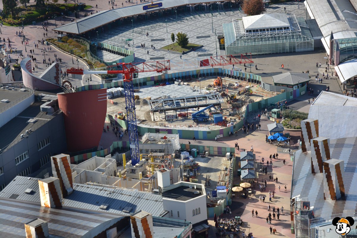 [Analysis] 🚧 Works progress at the #DisneyVillage entrance!

➡️ The entrance area of #DisneyVillage is currently an active construction zone, with a new security booth being built to face the shopping area.
➡️ The structure is rising quickly and could be completed within a few