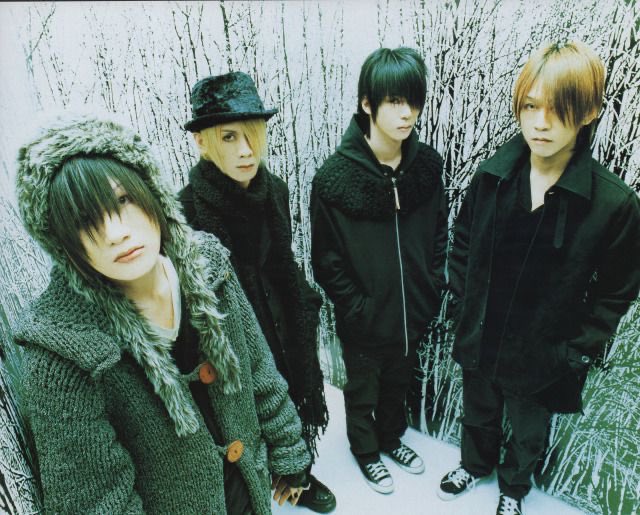 Reference7130_'s tweet image. Me when the trees are plastic.