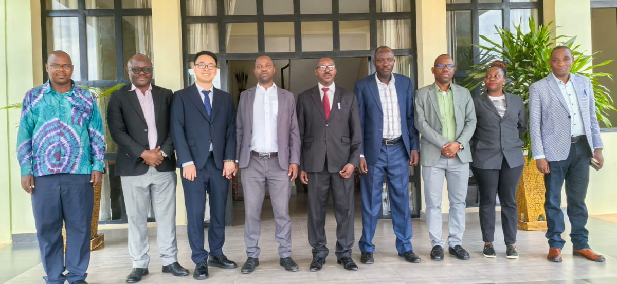 Une équipe de CHINA OVERSEAS GROUP a été reçue en audience auprès du @mirmeict  pour une visite de courtoisie et un échange sur les opportunités d’investissement dans les secteurs de minerais, de l'énergie et des produits pétroliers.