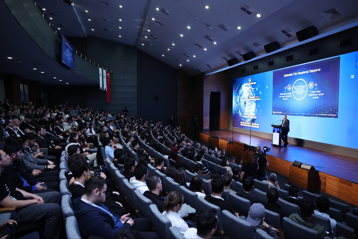 Dijital geleceğin en kritik unsurlarından biri olan siber güvenlik, 10. e-Safe Siber Güvenlik Zirvesi’nde masaya yatırıldı.
Ulaştırma ve Altyapı Bakan Yardımcımız Sn. Dr. Ömer Fatih Sayan’ın açılış konuşmalarıyla başlayan zirvede, sektördeki gelişmeleri yakından takip ederek