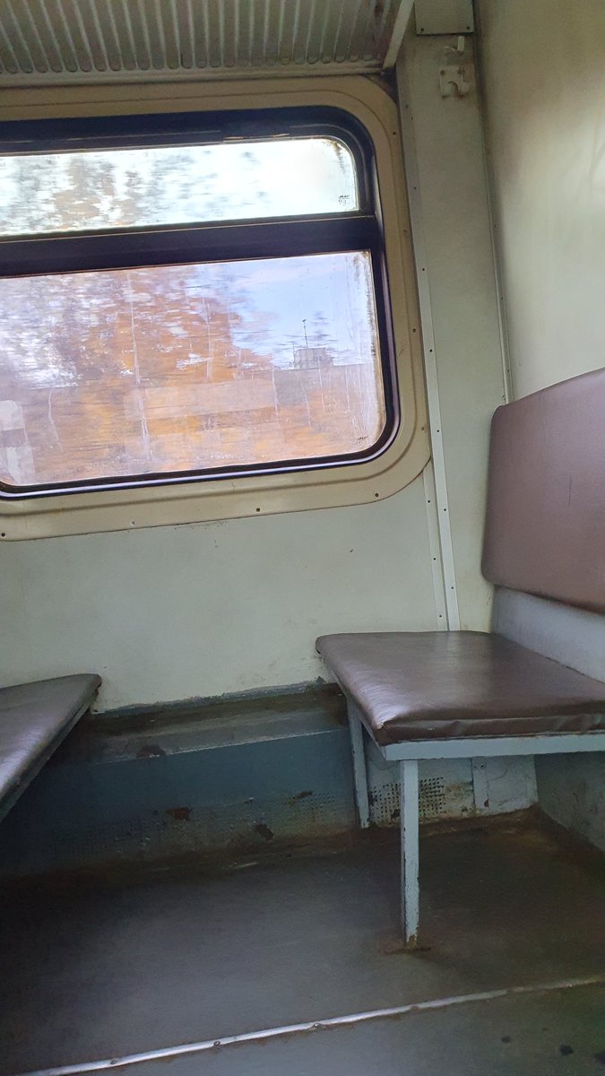 Кажется побывал в знаменитой "Иволге 2.0". 
Поезд действительно чёрный, как внутри так и снаружи🤔 
Откуда у ГейСемёныча такая нелюбовь к Ярославскому направлению - непонятно. 
Большего уссаного бомжатника я не припомню с 90-х наверно