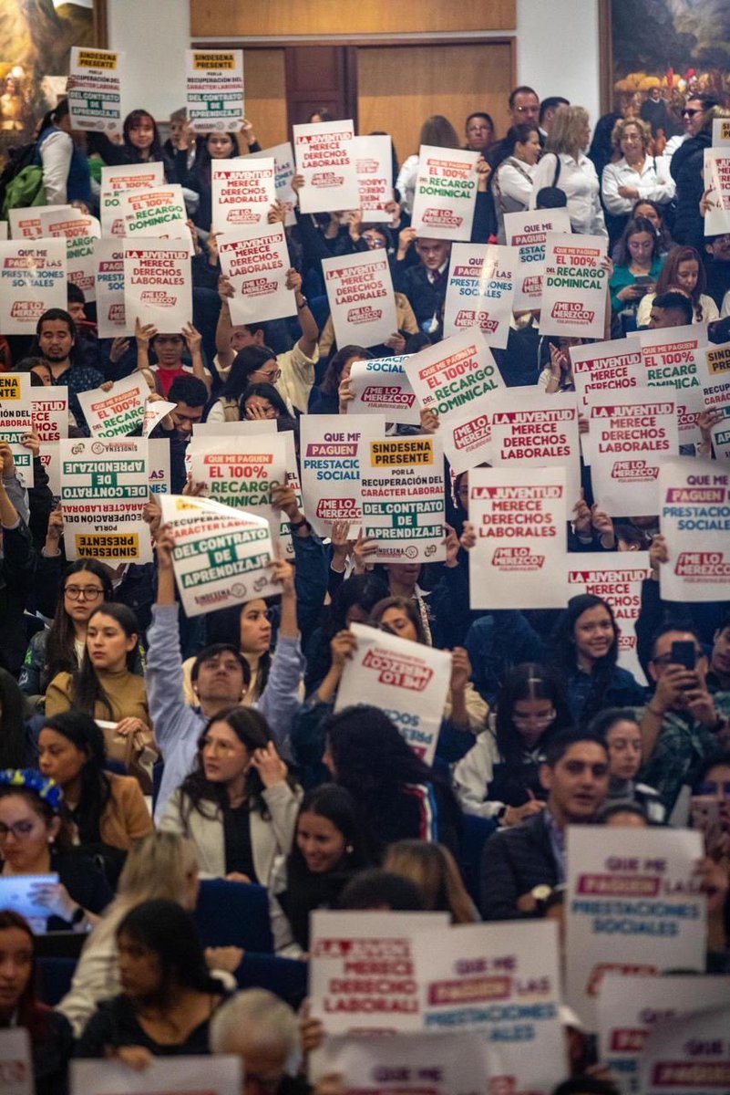 El SENA atraviesa una situación delicada: talleres sin materiales de formación, obras inconclusas y presupuesto sin ejecutar.
 ¿Cómo llegamos a esto?

Nos vamos a #ParoNacionalSENA

🧵 Te lo explicamos:
