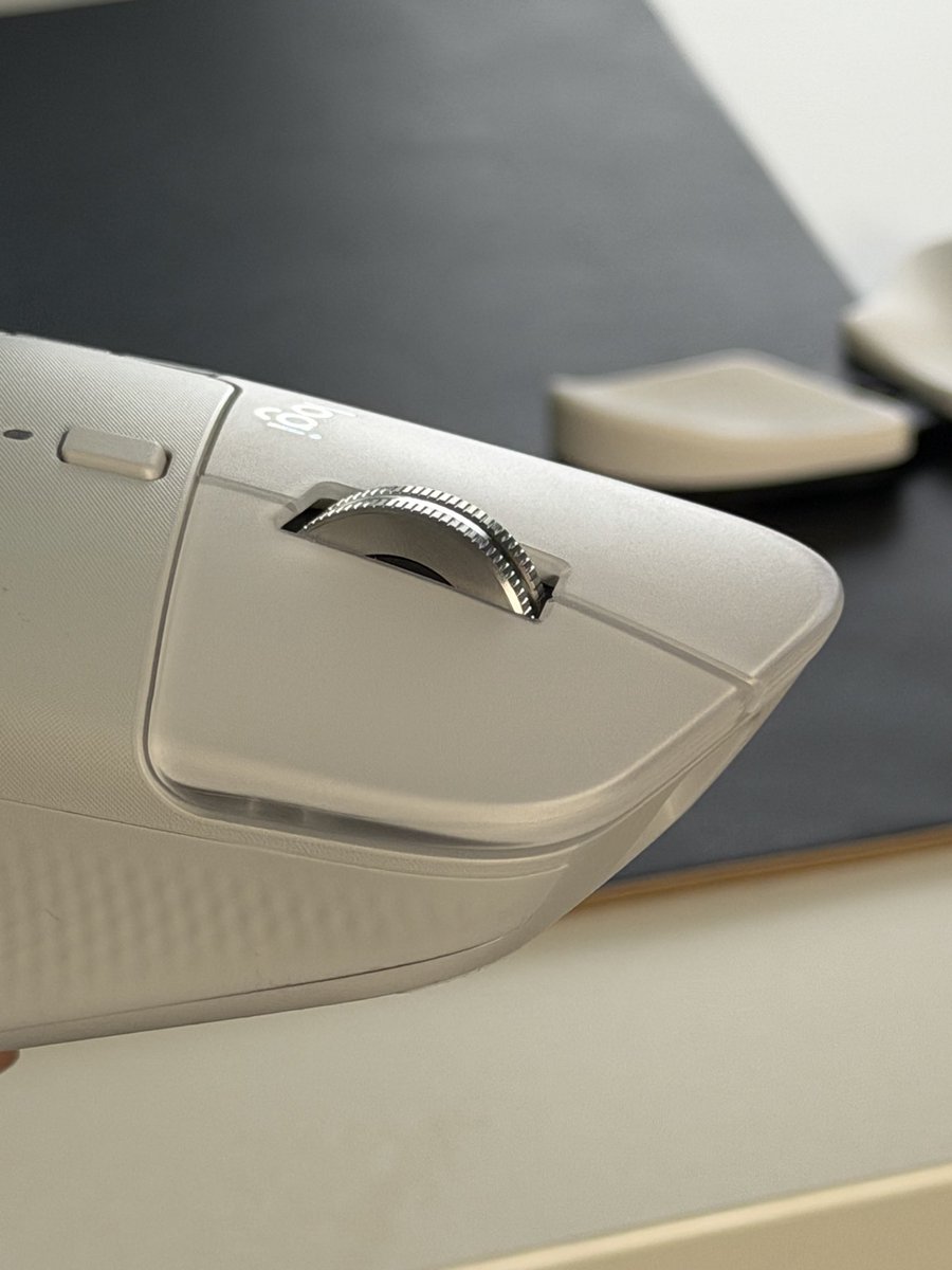 I’ve been using the Mx Master 4 for almost a week now and I just noticed the Left Click is higher than the right click… anybody else have this? 

There’s no way it can be wear as the left click gets pressed more anyway and it’s only been 4ish days. 

👀👀

<a href="/Logitech/">Logitech</a> ?