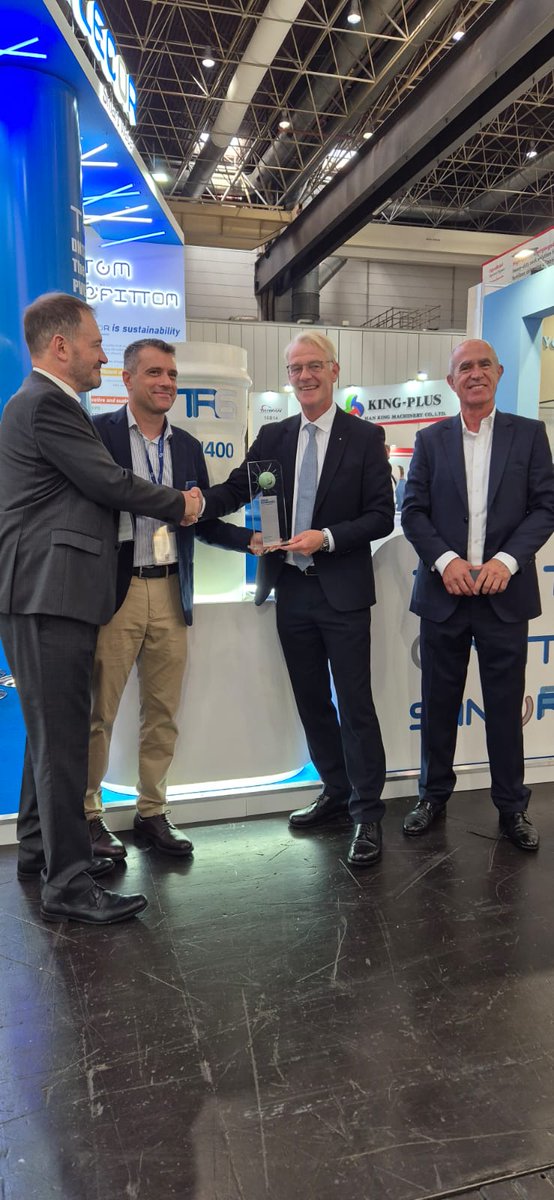 Molecor's tweet photo. 🎉 Today, during the #K2025 trade fair, @Molecor  received the Inovyn Award for its TR6® product, winning the Silver Award for Performance and Design. 
#Molecor #K2025 #inovynawards #innovations #PerformanceAndDesign #TR6
https://t.co/0zFKetcFiY https://t.co/qHeYXqtH8C