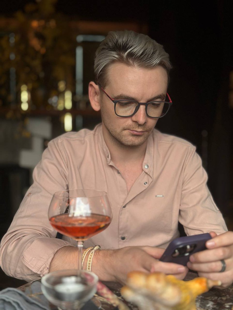 После работы за бокалом вина готовлюсь к завтрашней лекции