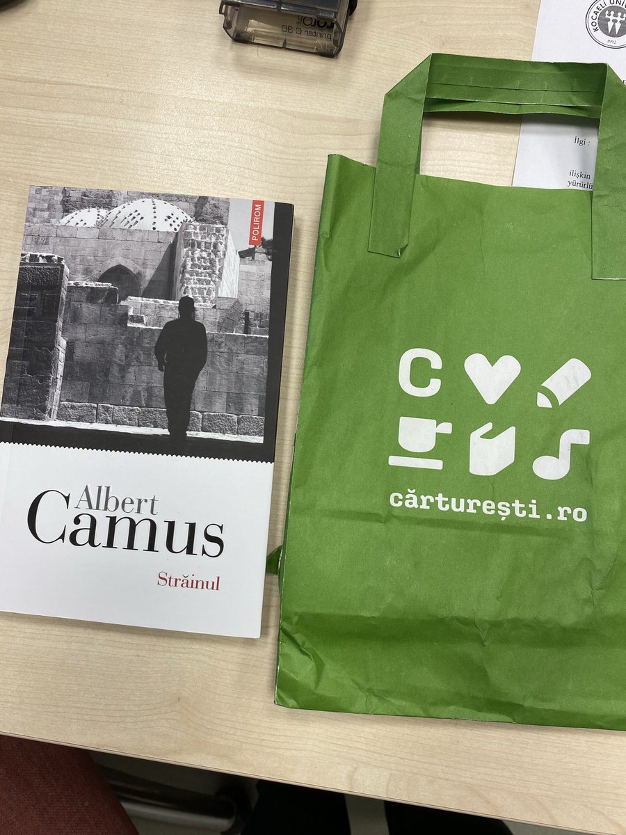 Camus’nün “Yabancı”sının farklı dillerdeki çevirileri gelmeye devam ediyor. Bu da Rumencesi. Romanya’dan dönen bir öğrencimden.