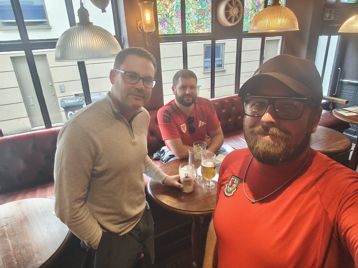 Always got time for a chat and a pint with our super chairman. 

In Rob Edwards We Trust 💙

#UTFB 🐦

<a href="/orient1881/">Rob Edwards</a>