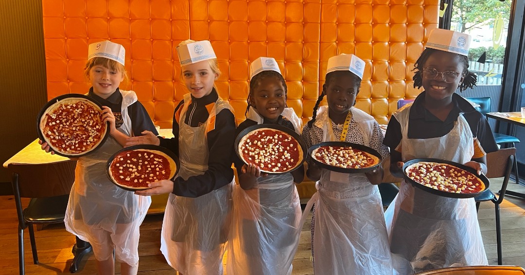 NormanhurstSch's tweet image. Our Year 5 and 6 pupils recently enjoyed an exciting trip to Pizza Express, where they had the chance to step into the shoes of a pizzaiolo and make their very own margherita pizzas.

ow.ly/esfz50X98F1

#NormanhurstSchool #Chingford #OakTreeSchools