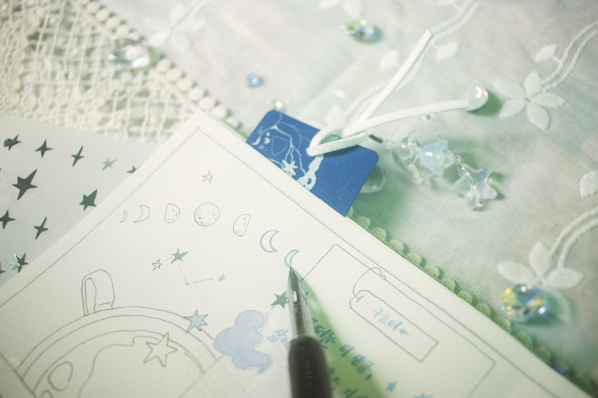 medium_barnacle's tweet image. #RT #RT이벤트

✶2026 〈별빛 파도 한 스푼〉 다이어리✶
구매폼이 사전 공개되었습니다! 🌊

RT해주신 분들 중 두 분께
&amp;lt;기억의 항해도: 별빛 다과회&amp;gt; 포스터를 선물로 드려요😊

인포 페이지🪶
lens20.notion.site/282cb1560b6980…

구매링크🫖
witchform.com/payform/?uuid=…